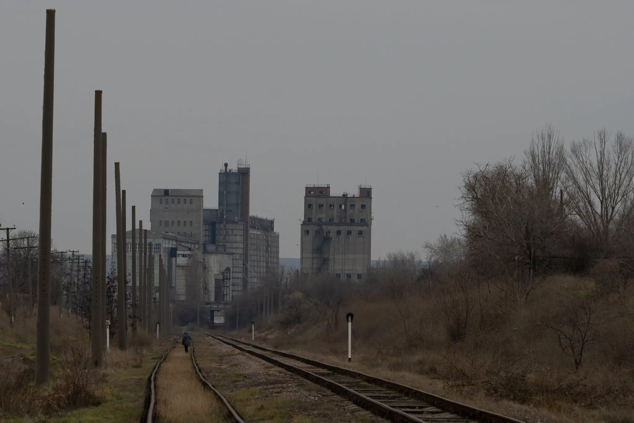 Жінка йде по лінії поїзда в п'ятницю в Бендерах, Придністров'я.